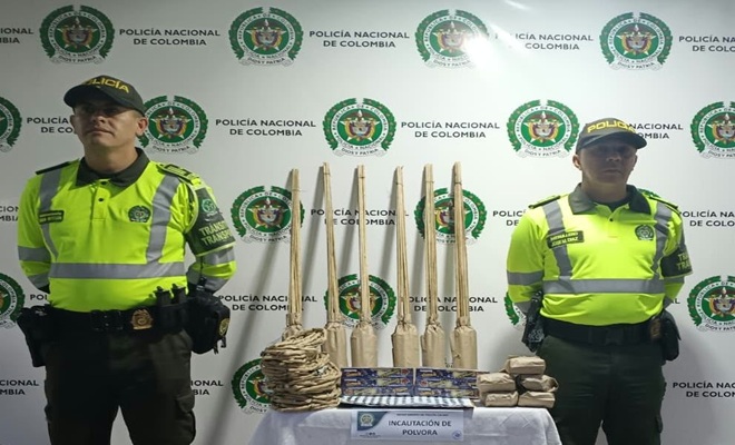 Polic&iacute;as de transito incautan material pirot&eacute;cnico
