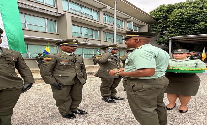 Suboficial de la Policía Nacional realiza la imposición de insignias a un uniformado durante la ceremonia de ascensos llevada a cabo en el Departamento de Policía Chocó, como reconocimiento a su trayectoria y servicio institucional.