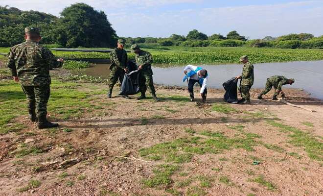 Soldados en la laguna la primavera