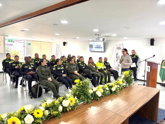 fotografía del profesor Andrés Holguín explicando las metodologías 