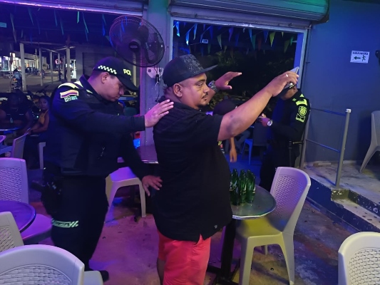 uniformados realizando registro a personas a un ciudadano 