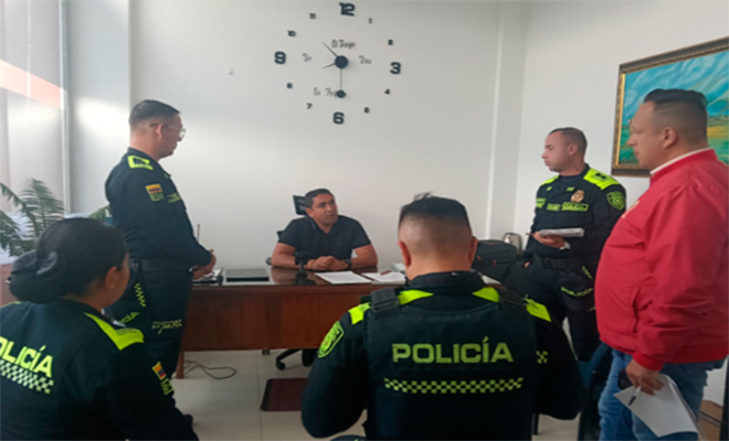 reunión de dos persona y cuatro policías.