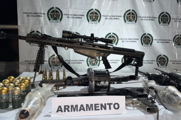 En la imagen se observa una gran cantidad de material de guerra incautado en la operación 
