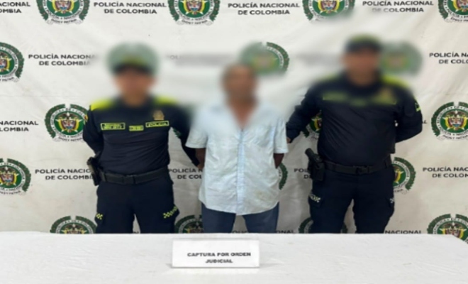 dos uniformados de la Policía Nacional con un ciudadano capturado por el delito de tráfico, fabricación o porte de sustancias estupefacientes