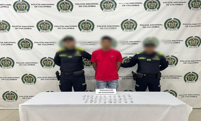 dos uniformados de la Polic&iacute;a nacional con una persona capturada por el delito de tr&aacute;fico, fabricaci&oacute;n o porte de estupefacientes.