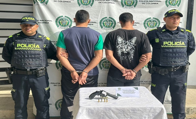 Se muestra policías con personas capturadas por el delito de fabricación tráfico porte o tenencia de armas de fuego 