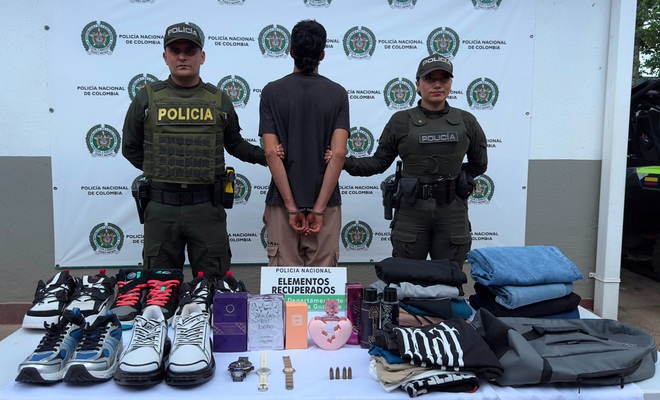 Dos policías custodian a un hombre capturado en el barrio Arazá, junto a varios elementos recuperados tras un hurto ocurrido en el sector comercial de San José del Guaviare.