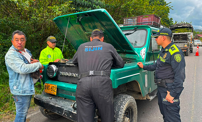 Personal de SIJIN de identificación de automotores realizando actividad de verificación a vehículos del municipio.