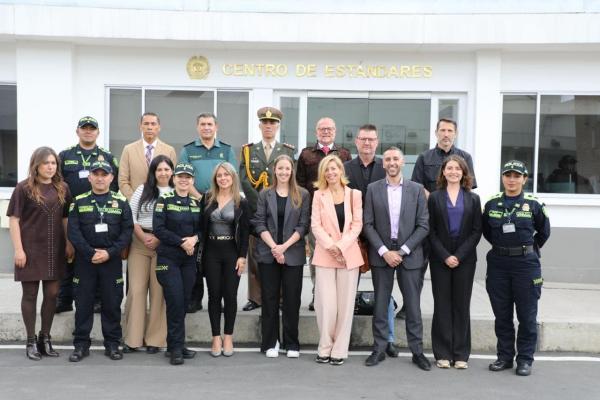 Imagen frontal con personal del Centro de Estándares de la Policía Nacional y la Comunidad Internacional de Agregados y Oficiales de Enlace Acreditados en Colombia Imagen frontal con personal del Centro de Estándares de la Policía Nacional y la Comunidad Internacional de Agregados y Oficiales de Enlace Acreditados en Colombia