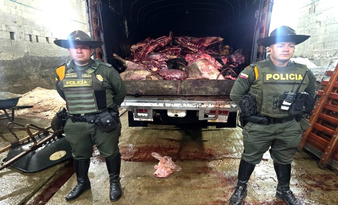 Dos policías custodian carne incautada