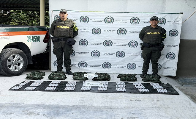 Uniformados de la Policía Nacional exhiben material explosivo y prendas con características de uso militar incautadas durante un procedimiento realizado en Unión Panamericana, Chocó