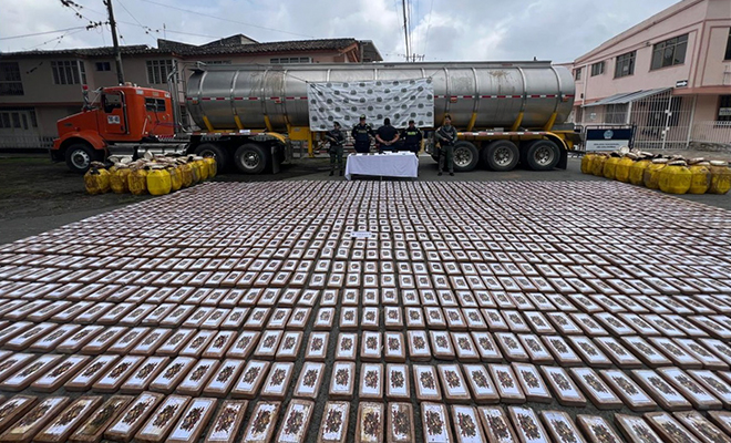 Tractocamión y 1.412 kilogramos de cocaína incautados por la Policía Nacional en Palmira.