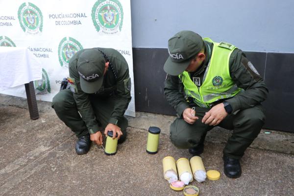 la Policía Nacional realizan la inspección y verificación de recipientes cilíndricos utilizados para ocultar sustancias estupefacientes