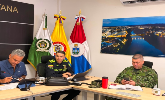 tres personas en  reunión en un auditorio tratando temas de seguridad para las elecciones  territoriales 2027