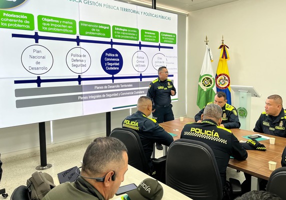Jefe_gestion_publica_de_la_jefatura_brindando_capacitacion_a_un_grupo_de_policias_de_la_mevap