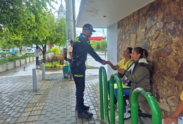 En Cereté, la Policía Metropolitana promueve la señal de auxilio internacional y la igualdad de género. La campaña esta orientada a la socialización de la señal internacional de ayuda