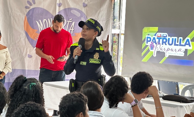 Funcionaria policial brindando recomendaciones a un grupo de estudiantes de prevención de las violencias basadas en género  