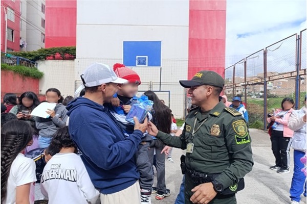 La Policía Nacional llevando felicidad