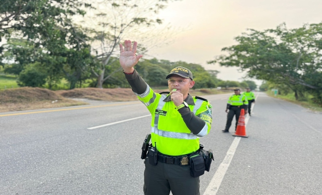un policía realizando la señal de pare 