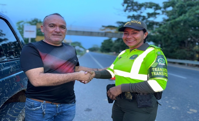 Un policía saludando a un ciudadano 