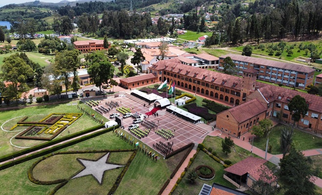 foto panorámica de la ESJIM durante la ceremonia