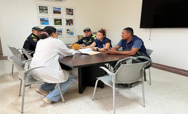 dos uniformados de la policía metropolitana de san jerónimo de montería y cuatro funcionarias  realizan inspecciones a establecimientos abiertos al públicos 