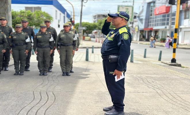 policias rindiendo homenaje a las víctimas de desaparición forzada