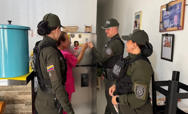 Tres uniformados realizando campañas de prevencion en barrios de la ciudad de Montería