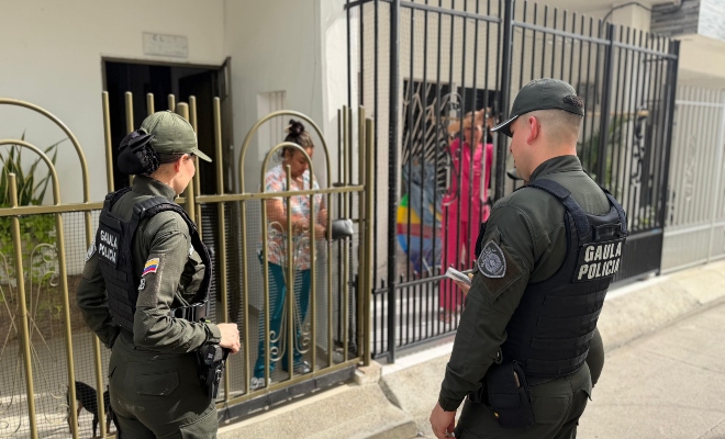 Dos uniformados realizando campaña contra la extorsión 