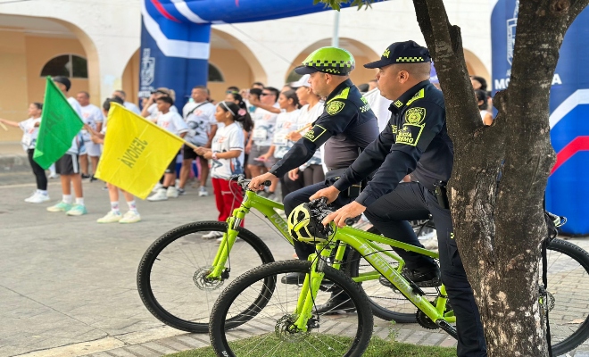 dos policias garantizando la seguridad en la cicloruta 
