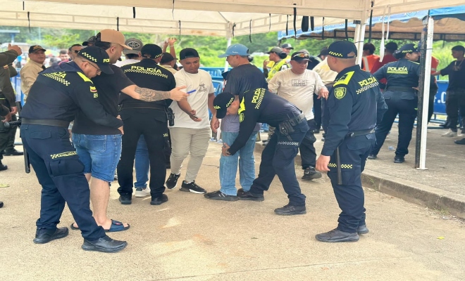 policias realizando registro y control a ciudadanos 