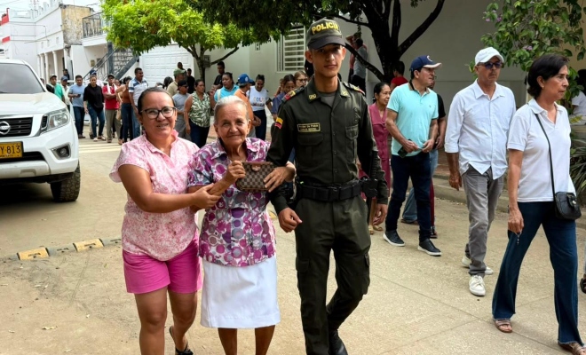 un uniformado de la policía nacional ayudando a la comunidad 