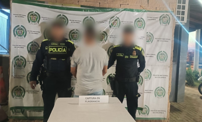 Dos policía con una persona capturada por el delito de violencia intra familiar