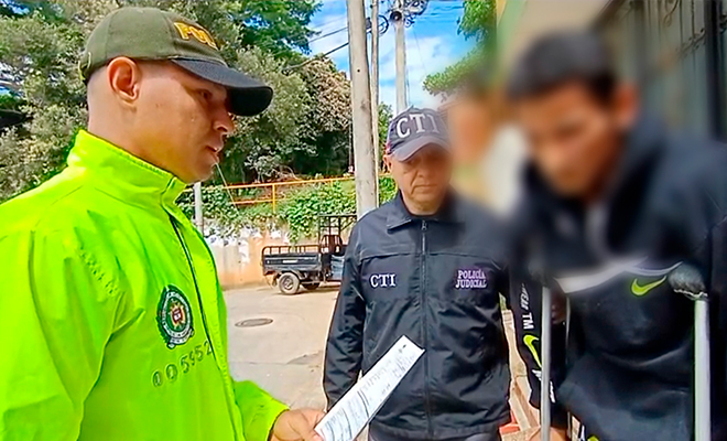 Personal de SIJIN y fiscalía realizando lectura de los derechos del capturado 