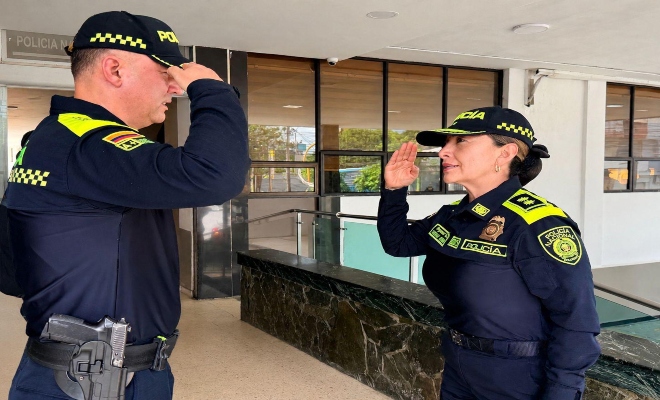 dos señores oficiales de la policía nacional recibiendo un saludo