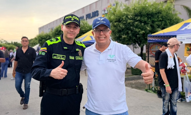 Señor coronel Héctor Ruiz Arias con un ciudadano participante del evento