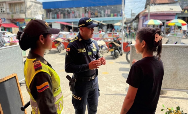 uniformados realizando campaña de prevención contra el hurto
