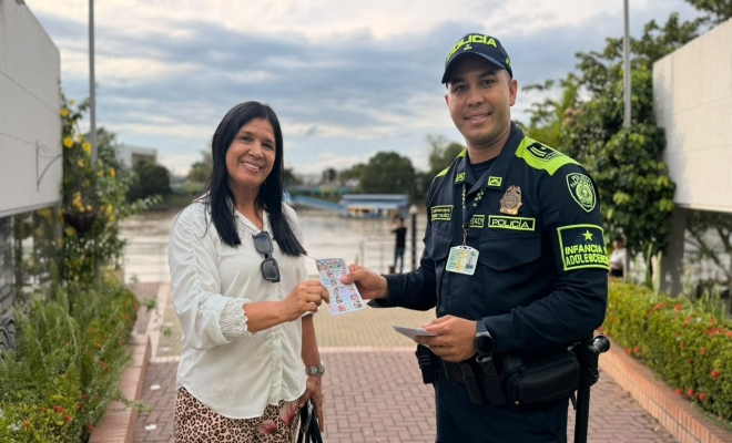 un uniformado de la policía nacional entregándole recomendaciones a una ciudadana 
