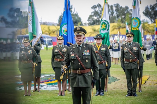 MG Ricardo Alarcón junto a la nueva cúpula de jefaturas y direcciones de la Policía Nacional en la Escuela General Santander.