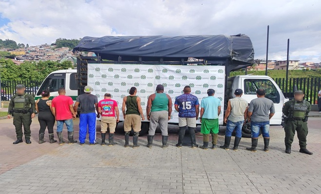 Dos uniformados y 10 personas capturadas y un camión 