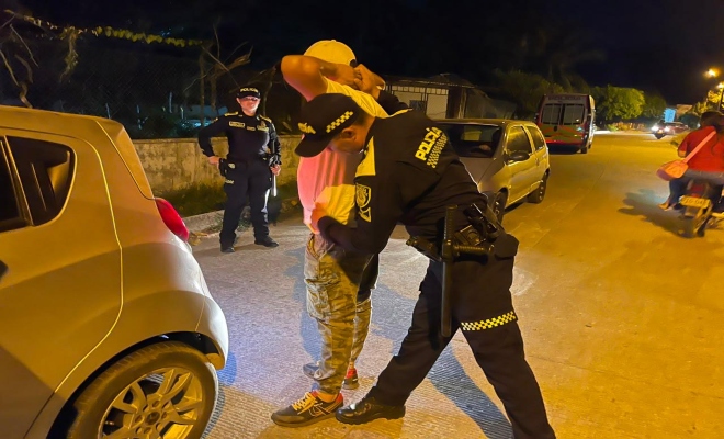 dos uniformados de la Polic&iacute;a nacional  realizando registro a un ciudadano en v&iacute;a publica en la ciudad de monter&iacute;a  