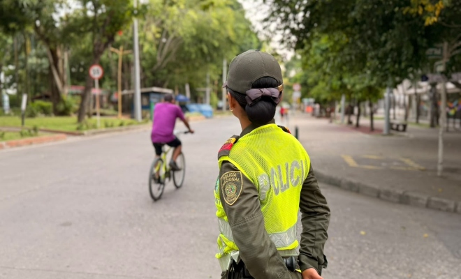 Señorita auxiliar en calle servicio de ciclo ruta