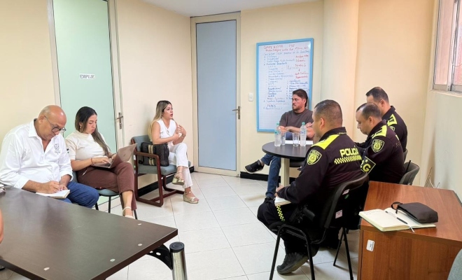 grupo de personas con dos personas uniformadas 