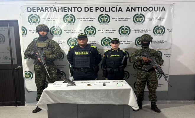 Dos Polic&iacute;as y dos soldados custodian material de guerra incautado