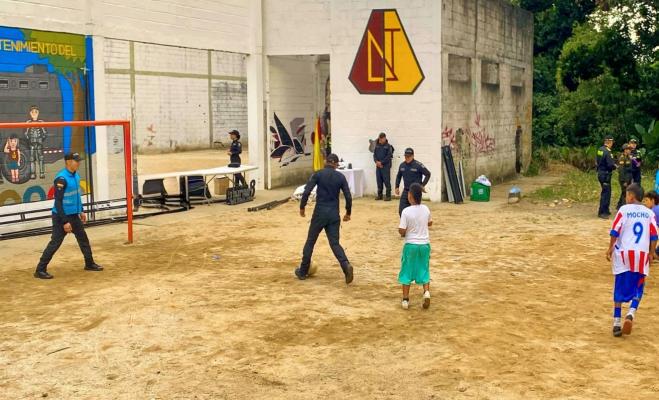 Policías juegan fútbol con niños del sector en la cancha de arena recuperada