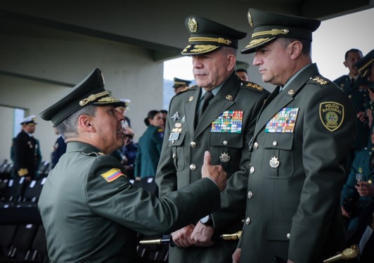 Director de la policía nacional dando la mano a la Nueva cúpula militar y policial 3
