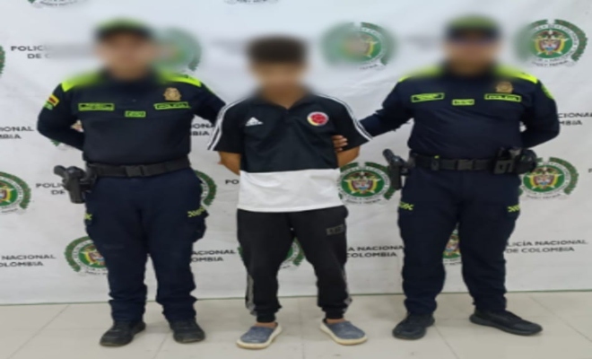 dos uniformados de la policía nacional con una persona capturada por el delito trafico y fabricación, o porte de estupefacientes 