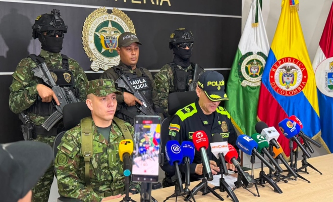 dos señores uniformados de la policía nacional con dos uniformados de  la armada nacional  en rueda de prensa en la metropolitana de san jerónimo de montería
