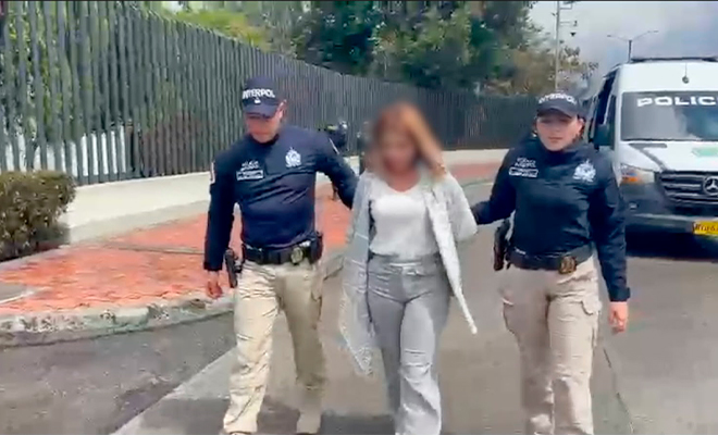 Mujer retenida por requerimiento de captura internacional y custodiada por la OCN INTERPOL Colombia.