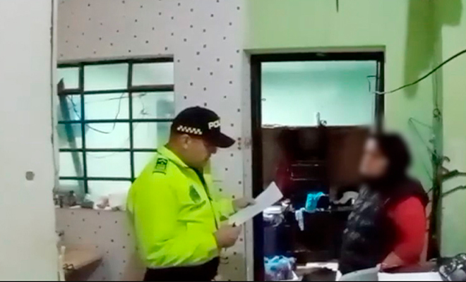 Policía realiza a lectura de derechos del capturado a un persona.